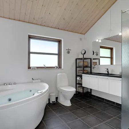 3 Bedroom Amazing In Holiday home Aalbaek