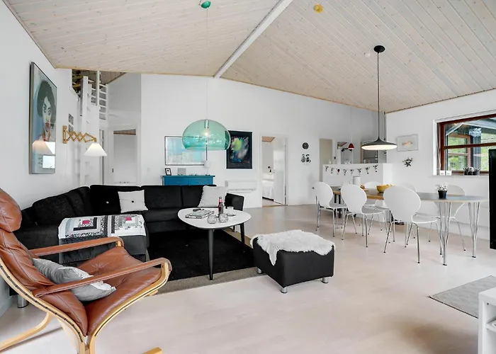 Ferienhaus Three-bedroom In Albak